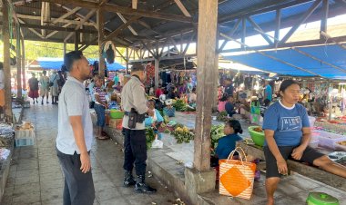 Patroli-Dialogis-di-Pasar-Maritaing,-Polsek-Alor-Timur-Perkuat-Keamanan-dan-Kamtibmas