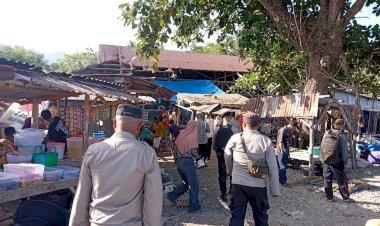 Patroli-Dialogis-di-Pasar-Kabir,-Polsek-Pantar-Tingkatkan-Keamanan-dan-Ketertiban-Masyarakat
