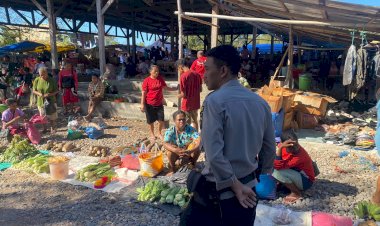 Polsek-Alor-Timur-Gelar-Patroli-Dialogis-di-Pasar-Rakyat-Maritaing,-Jaga-Kamtibmas-Tetap-Kondusif