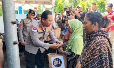 Kapolda-NTT-Salurkan-100-Paket-Bantuan-untuk-Warga-Sikka-Pascagempa*