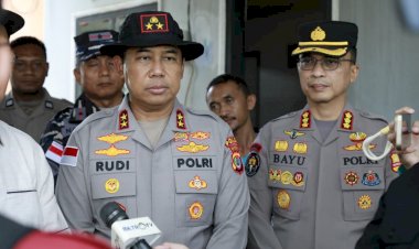 *Kapolda-NTT-Tinjau-Rumah-Warga-Terdampak-Gempa,-Salurkan-Bantuan-Sosial*
