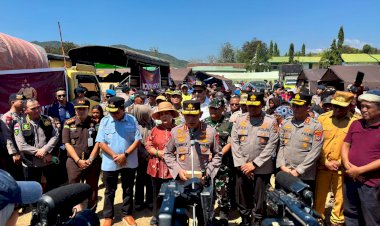 *Polri-Perkuat-Penanganan-Gempa-NTT,-Kapolri-Tinjau-Lokasi-Terdampak-dan-Serahkan-Bantuan*