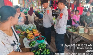 Patroli-Pasar-Rakyat-Moru,-Polsek-Alor-Barat-Daya-Sampaikan-Imbauan-Kamtibmas-Humanis