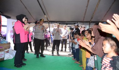 Kapolda-NTT-dan-Ketua-Bhayangkari-Hadirkan-Kepedulian-di-Tengah-Pengungsi-Gempa-di-Gelora-Samador-Maumere
