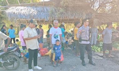 Patroli-Dialogis-Polsek-Alor-Timur-Hadirkan-Rasa-Aman-di-Pasar-Rakyat-Maritaing