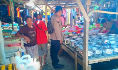 Polsek-Alor-Timur-Laut-Gelar-Patroli-Dialogis-di-Pasar-Nailang,-Sampaikan-Imbauan-Kamtibmas-Humanis