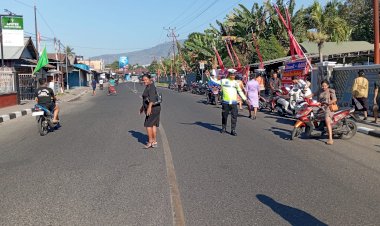 Pastikan-Ibadah-Minggu-Aman-dan-Lancar,-Unit-Patwal-Satlantas-Polres-Alor-Amankan-Arus-Lalu-Lintas-di-Gereja-Betlehem-Lipa
