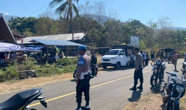 Patroli-Dialogis-Polsek-Alor-Timur-di-Pasar-Rakyat-Naumang,-Wujudkan-Situasi-Kamtibmas-yang-Kondusif