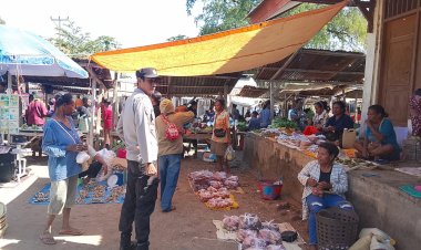 Polsek-Alor-Timur-Laut-Laksanakan-Patroli-Dialogis-dan-Pengamanan-Pasar-Nailang,-Sampaikan-Imbauan-Kamtibmas-Humanis