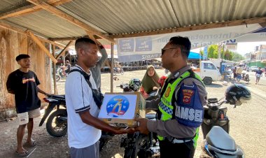 Satlantas-Polres-Alor-Salurkan-Bansos-kepada-Ojek-Pangkalan-dan-Ojek-Online-Sambut-Hari-Lalu-Lintas-Bhayangkara-ke-71