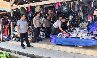 Polsek-Alor-Barat-Daya-Patroli-Pasar-Moru,-Warga-Diimbau-Jaga-Kamtibmas-dan-Ketertiban