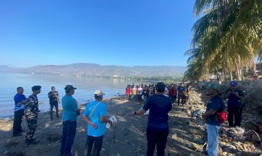 Peduli-Lingkungan,-Sat-Polairud-Polres-Alor-Bersama-TNI-AL-dan-Masyarakat-Gelar-World-Cleanup-Day-di-Pantai-Bungawaru