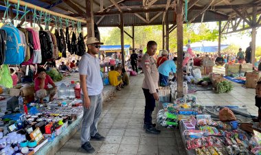 Polsek-Alor-Timur-Intensifkan-Patroli-Dialogis-di-Pasar-Rakyat-Maritaing,-Ciptakan-Situasi-Aman-dan-Kondusif