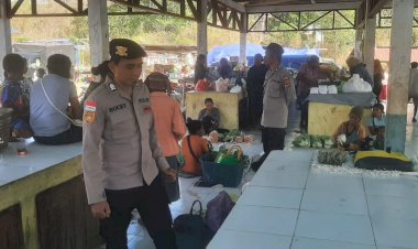 Patroli-Polsubsektor-Lantoka-Pastikan-Aktivitas-Pasar-Berjalan-Aman-dan-Kondusif