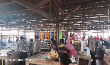 Polsek-Alor-Barat-Daya-Patroli-Pasar-Moru,-Sampaikan-Imbauan-Kamtibmas-kepada-Pedagang-dan-Pengunjung