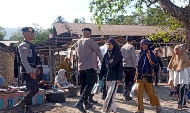 Kapolsek-Pantar-Pimpin-Patroli-Dialogis-di-Pasar-Kabir,-Polisi-Perkuat-Imbauan-Kamtibmas-dan-Cegah-TPPO