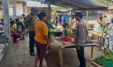 Polsek-Alor-Selatan-Gelar-Patroli-Pengamanan-Pasar-Apui,-Pastikan-Aktivitas-Masyarakat-Berjalan-Aman-dan-Lancar