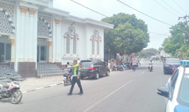 Ciptakan-Kamseltibcarlantas,-Satlantas-Polres-Alor-Hadir-Amankan-Aktivitas-Shalat-Jumat-di-Masjid-Al-Fatah