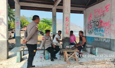 Polsek-Abad-Gelar-Patroli-di-Pasar-Rakyat-Moru,-Ajak-Masyarakat-Jaga-Kamtibmas