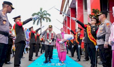 Haru-dan-Penuh-Makna,-Tradisi-Pelepasan-Komjen-Pol.-Rudi-Darmoko-di-Mapolda-NTT-Diiringi-Pesan:-Teruslah-Menjadi-Inspirasi-dan--Teladan