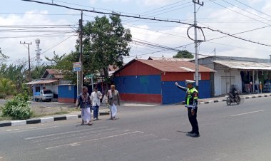 Satlantas-Polres-Alor-Hadir-Amankan-Sholat-Jumat,-Wujudkan-Semangat-“Polisi-Bersama-Masyarakat”