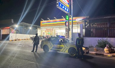 Satlantas-Polres-Alor-Gelar-Patroli-Malam,-Ajak-Pengendara-Tertib-Berlalu-Lintas