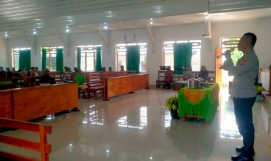 Polisi-Bersama-Masyarakat,-Kapolsek-Alor-Selatan-Gelar-Minggu-Kasih-dan-Sambang-Kamtibmas-di-Gereja-Ebenhezer-Apui