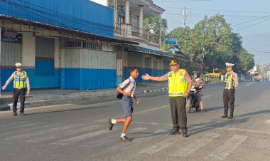 Kapolres-Alor-Turun-Langsung-Atur-Lalu-Lintas,-Wujudkan-Polri-yang-Dekat-dengan-Masyarakat