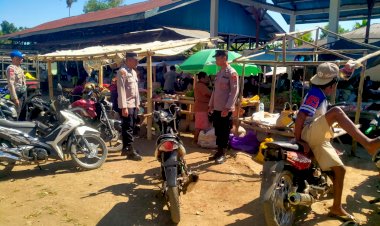 Polsek-Alor-Selatan-Gelar-Patroli-Pengamanan-Pasar-Rakyat-Apui,-Pastikan-Aktivitas-Masyarakat-Berjalan-Aman-dan-Lancar