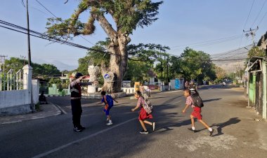 Personel-Satuan-Samapta-Polres-Alor-Atur-Arus-Lalu-Lintas,-Jaga-Keamanan-dan-Ketertiban-di-Ruang-Publik