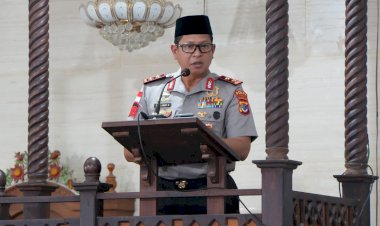 Kapolda-NTT-Gelar-Jumat-Keliling,-Sapa-Masyarakat,-Sampaikan-Pesan-Kamtibmas-dan-Bagikan-Jumat-Berkah*