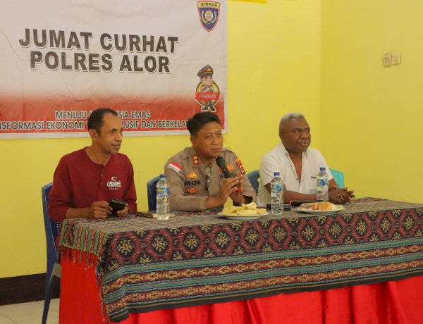 Jumat Curhat Kapolres Alor di Kelurahan Mutiara Warga Sampaikan Dukungan Kepada Polres untuk terus Berantas Miras, Tawuran, Patroli Malam hingga Lapangan Pekerjaan.