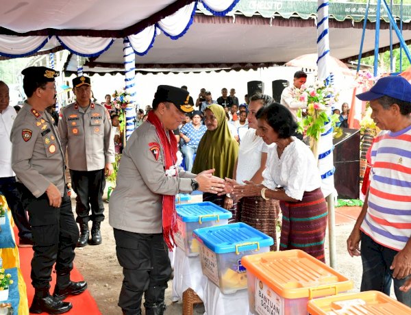 Wakapolri Bersama Perwakilan Akpol '90 Dhira Brata Resmikan Sumur Bor dan Serahkan Bantuan untuk 2.983 Warga Pengungsi Lewotobi di Huntara II Konga