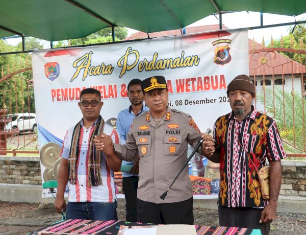 Kapolres Alor Hadiri Prosesi Adat  Perdamaian antara Pemuda Welai Barat dengan Wetabua