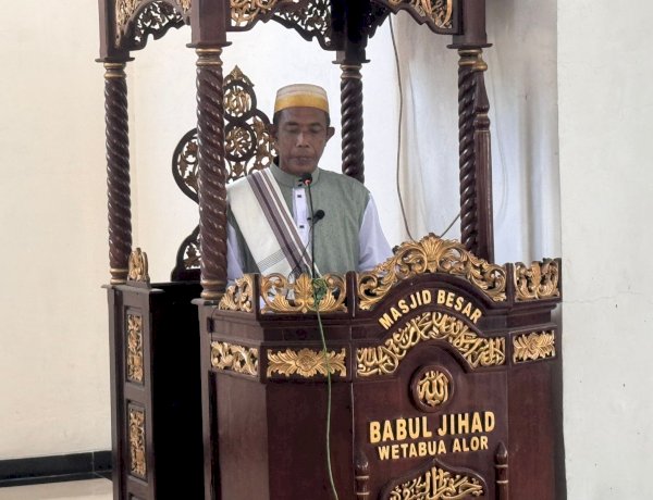 Kasat Intelkam Polres Alor Sampaikan Khutbah pada Kegiatan Jumat Barokah di Masjid Babul Jihad Wetabua