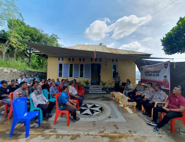 Jumat Curhat di Desa Adangbuom, Wakapolres Alor Dengarkan Langsung Keluhan Warga
