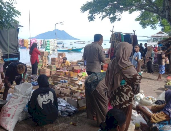 Patroli dan Sambang Pasar, Polsek Alor Barat Laut Sampaikan Pesan Kamtibmas kepada Pedagang di Kampung Makasar
