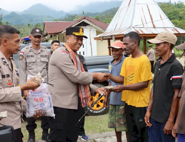 Kunjungan Kerja Kapolres Alor di Polsek Alor Selatan, Tanam Anakan Kopi dan Bagikan Bibit kepada Kelompok Tani