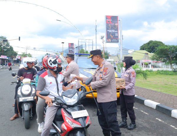 Polres Alor Bagikan Takjil Gratis kepada Masyarakat di Lapangan Mini Kalabahi