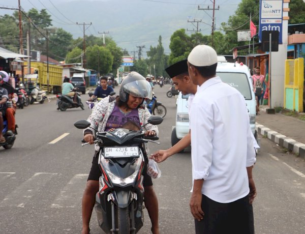Satuan Intelkam Polres Alor Bagikan Takjil, Pererat Silaturahmi di Bulan Suci Ramadhan
