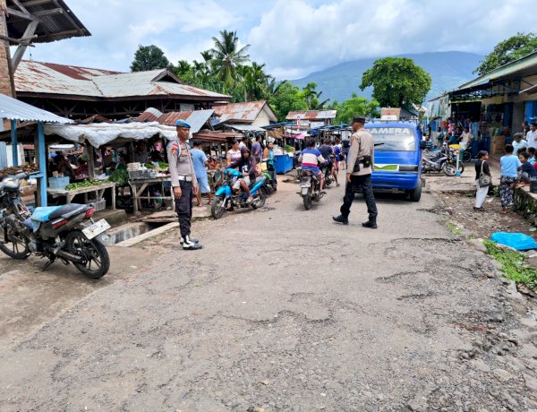 Polsek Alor Barat Daya Gelar Patroli dan Pengamanan di Pasar Moru, Sampaikan Imbauan Kamtibmas kepada Masyarakat