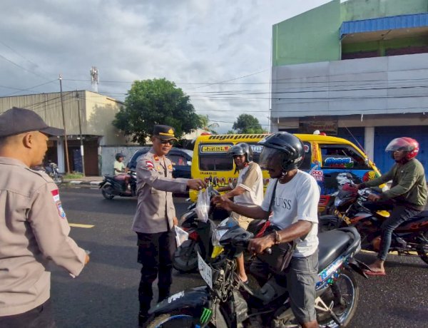 Satuan Binmas dan Satresnarkoba Polres Alor Berbagi Takjil, Tebar Keberkahan di Bulan Suci Ramadan