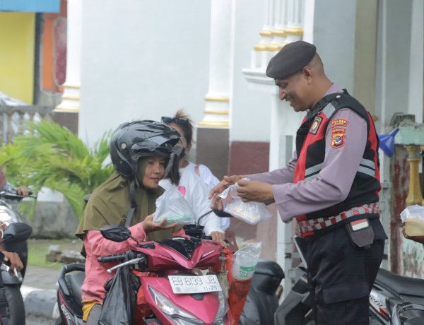 Polres Alor Berbagi Takjil di Kampung Raja dan Kuburan Cina, Pererat Kebersamaan di Bulan Ramadhan