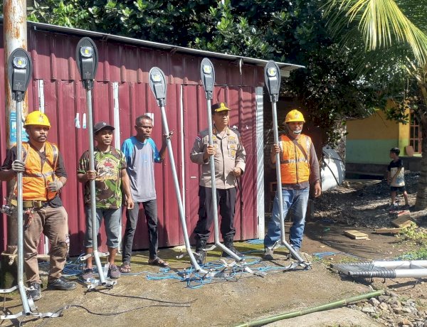 KAPOLDA NTT BERI BANTUAN PENERANGAN JALAN UMUM KEPADA MASYARAKAT WELAI BARAT KABUPATEN ALOR MELALUI POLRES ALOR