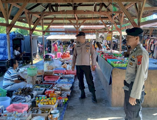 Patroli Dialogis dan Sambang Polsek Alor Timur di Pasar Maritaing Perkuat Kamtibmas