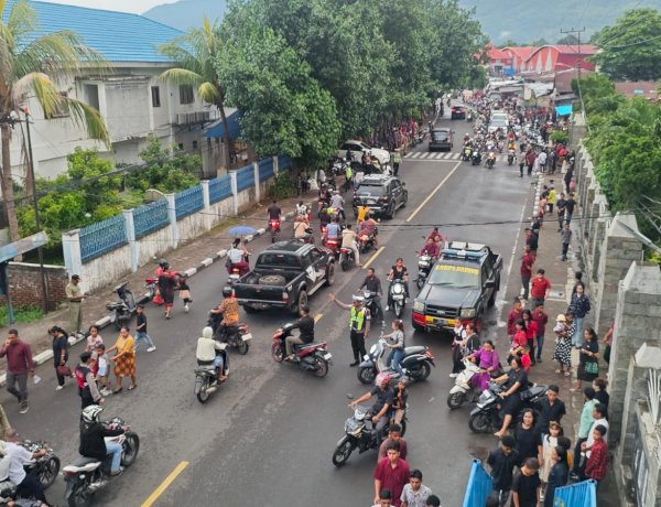 POLRES ALOR AMANKAN IBADAH KUCUP SALIB DI GEREJA KATOLIK PAROKI YESUS GEMBALA YANG BAIK KALABAHI