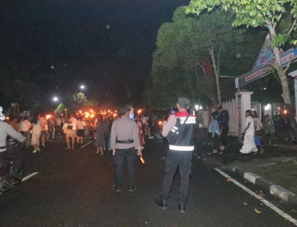 PAWAI OBOR PERAYAAN PASKAH 2026 DI TELUK MUTIARA BERLANGSUNG AMAN DAN KONDUSIF, POLRES ALOR SUKSES LAKSANAKAN PENGAMANAN