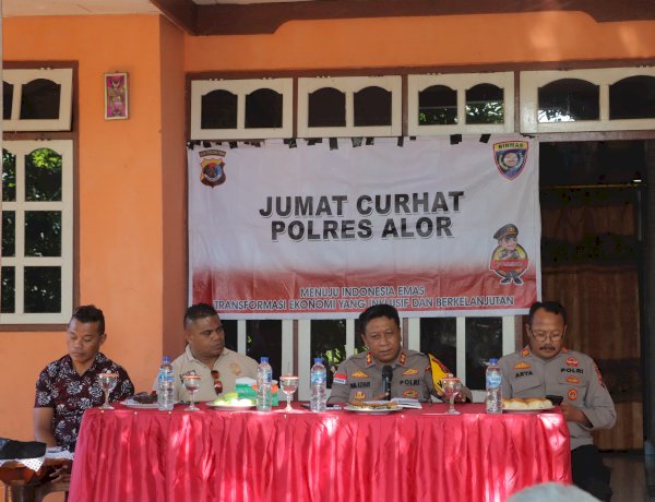 Kapolres Alor Gelar Jumat Curhat di Kadelang Atas, Warga Soroti Tawuran hingga Judi Online