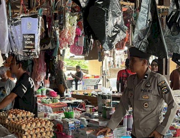 Patroli Polsek Alor Barat Daya Jaga Keamanan  Pasar Moru, Tekankan Larangan Judi dan  Miras