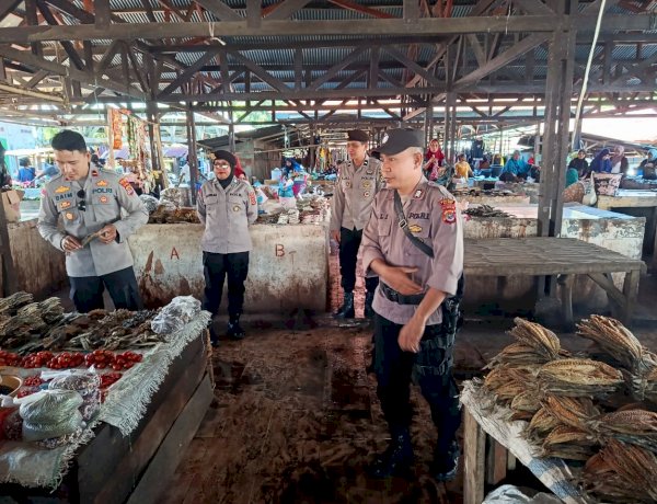Hadir di Tengah Aktivitas Masyarakat, Polsek Abad Jaga Keamanan Pasar Rakyat Moru Tetap Kondusif